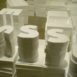 Litery 3D z pianki EPS i XPS można wycinać w powtarzalnych seriach dzięki ploterom termicznym i technologii CNC